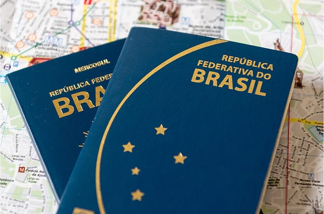 Dois passaportes brasileiros sobre um mapa