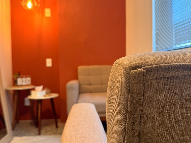 Canto de leitura da sala do Burle Marx, com luminária pendente e poltrona