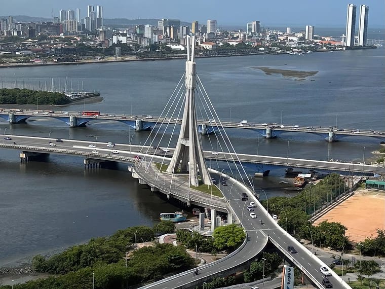 Vista da janela do consultório do RioMar, com a ponte e o rio ao fundo